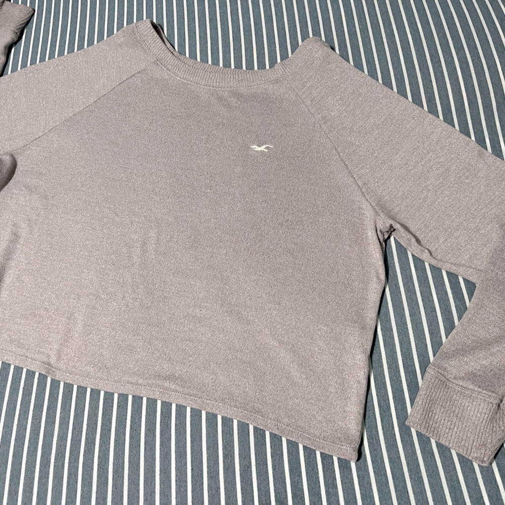 lightweight sweater/crop Hollister Size L